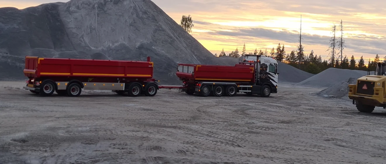 Hennströms lastbil med släp i grustaget i Västra Pengfors