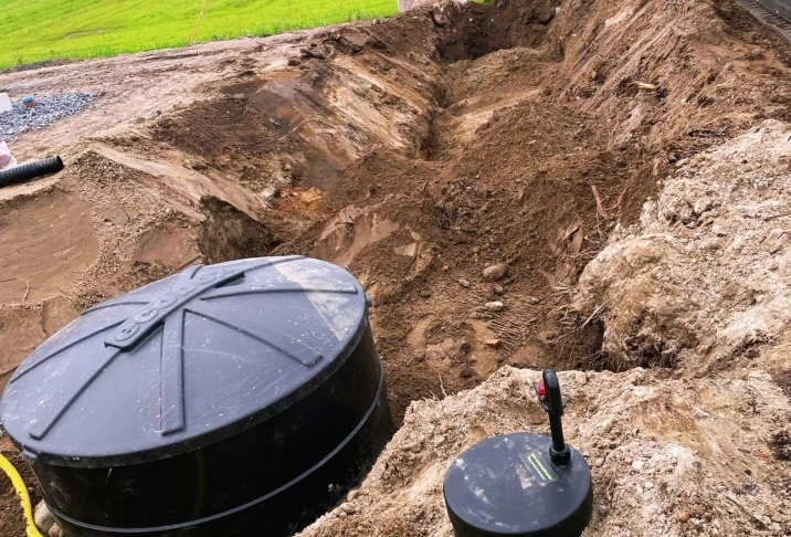 Ecobox-tank och pumpbrunn på plats i schaktet innan vi fyller igen