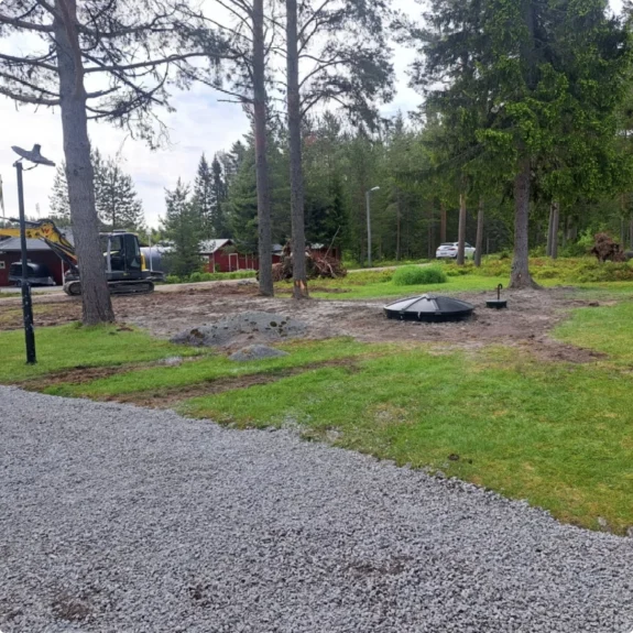 Återställd villatomt i Vännäs med grusgång och locket till ett nedgrävt Ecobox minireningsverk
